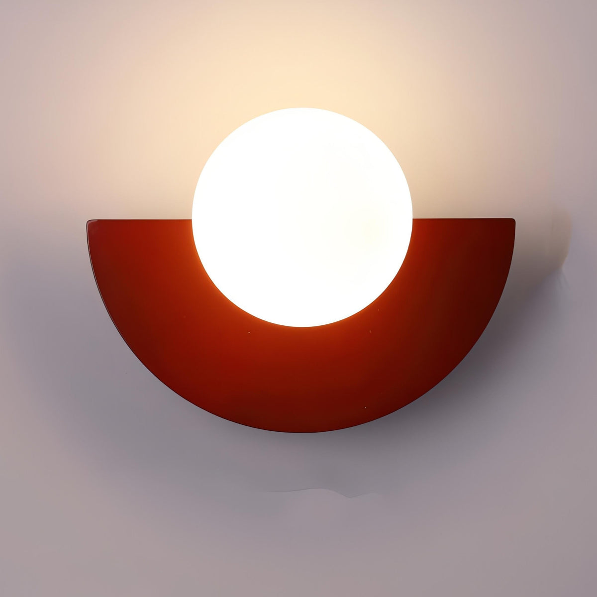 Aplique de pared moderno con globo esmerilado y placa posterior semicircular, con conexión eléctrica fija
