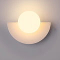 Aplique de pared moderno con globo esmerilado y placa posterior semicircular, con conexión eléctrica fija
