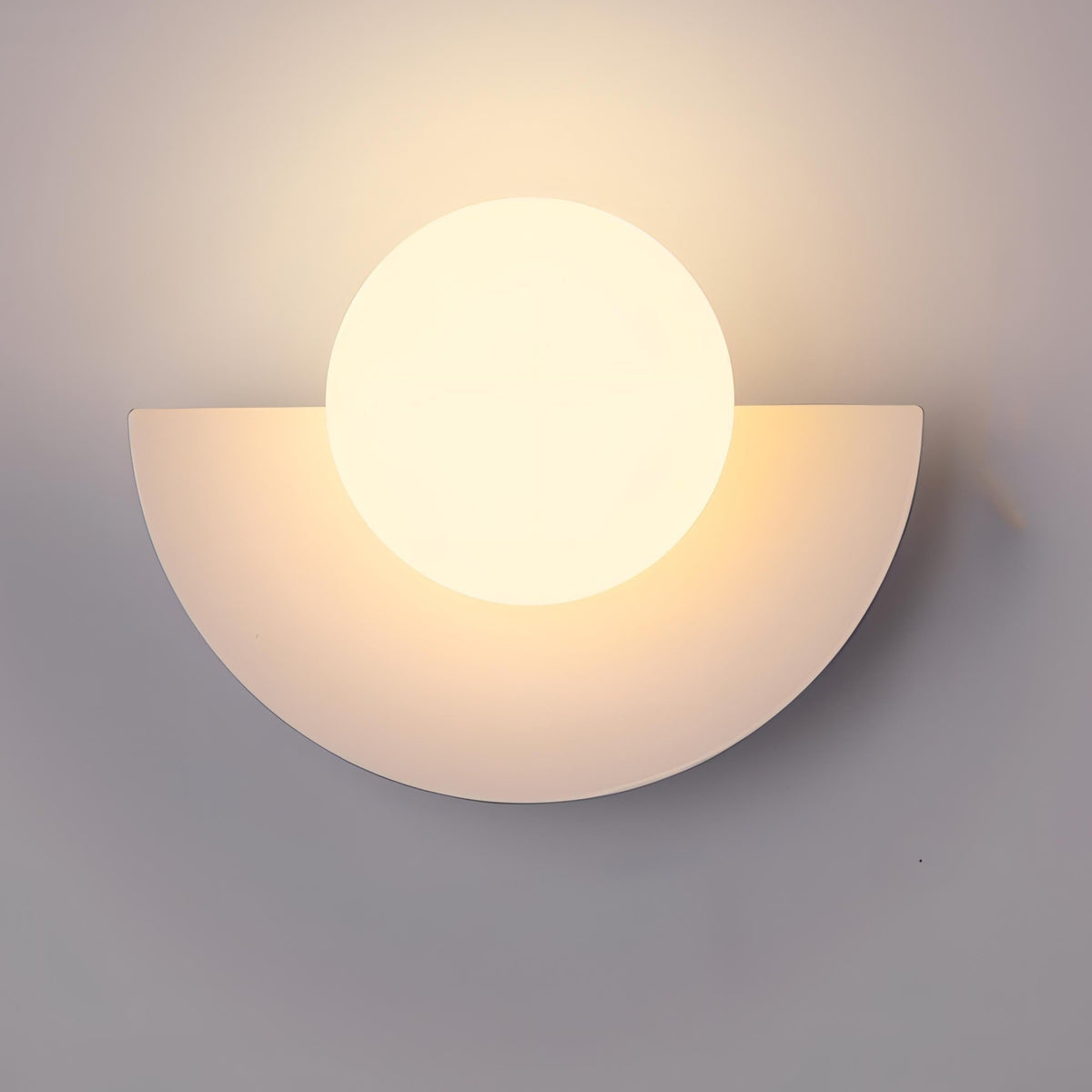 Aplique de pared moderno con globo esmerilado y placa posterior semicircular, con conexión eléctrica fija