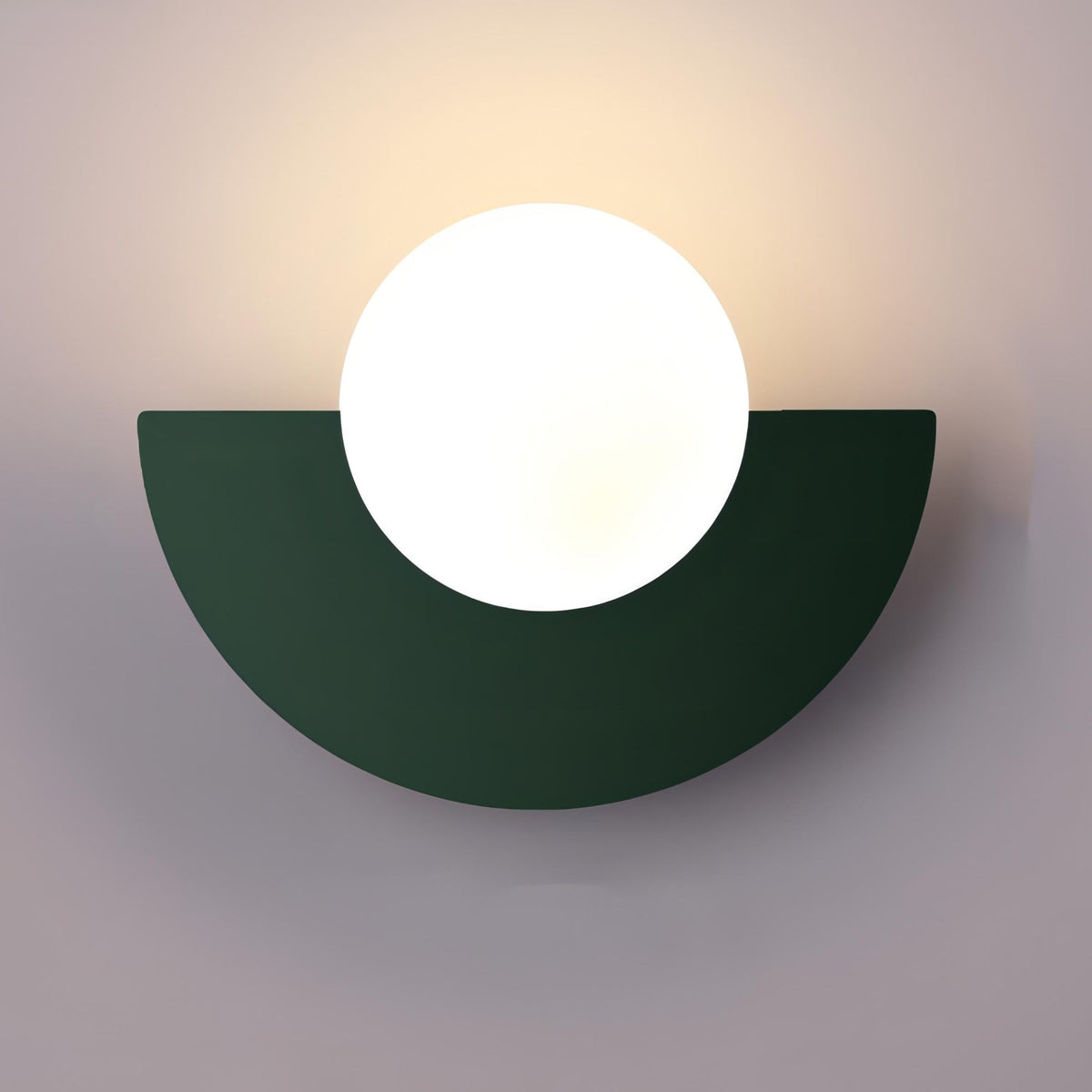 Aplique de pared moderno con globo esmerilado y placa posterior semicircular, con conexión eléctrica fija