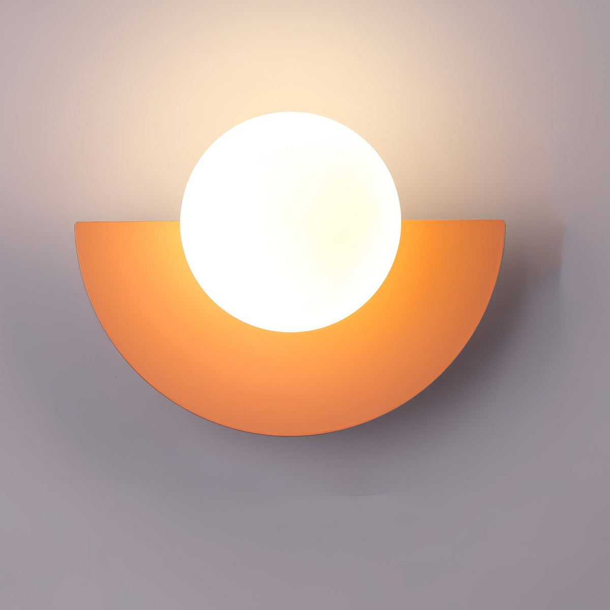 Aplique de pared moderno con globo esmerilado y placa posterior semicircular, con conexión eléctrica fija