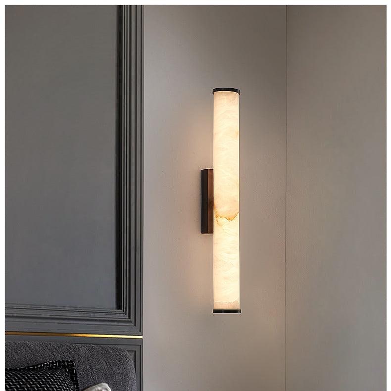 Aplique de pared moderno con pantalla cilíndrica de mármol y acabado de latón de montaje al ras, minimalista