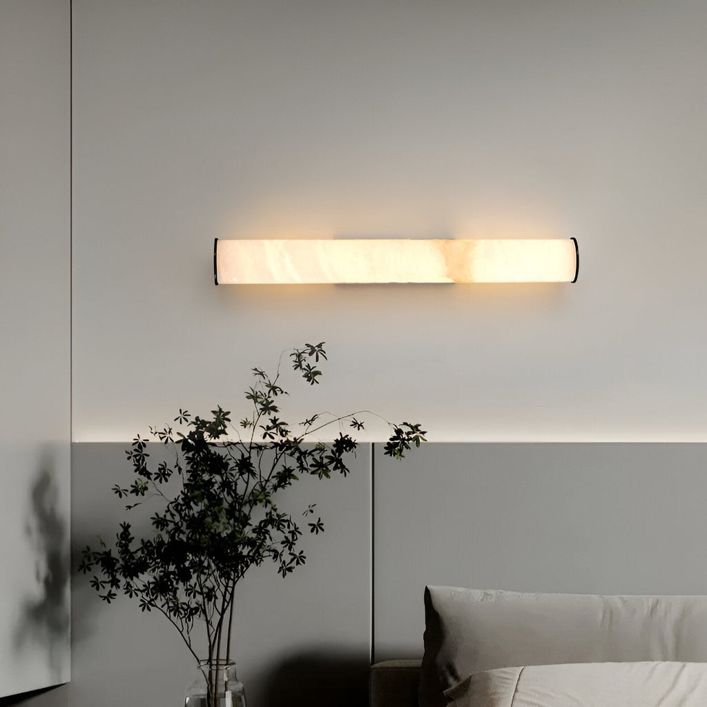 Aplique de pared moderno con pantalla cilíndrica de mármol y acabado de latón de montaje al ras, minimalista