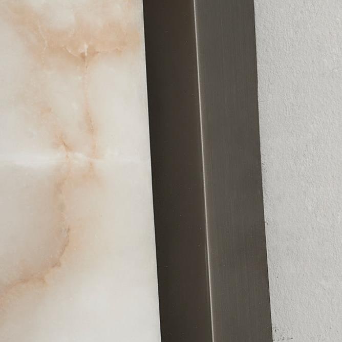 Aplique de pared moderno con pantalla cilíndrica de mármol y acabado de latón de montaje al ras, minimalista
