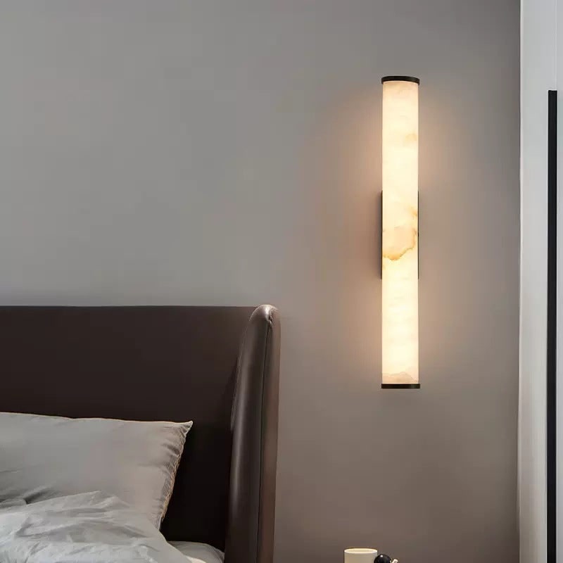 Aplique de pared moderno con pantalla cilíndrica de mármol y acabado de latón de montaje al ras, minimalista