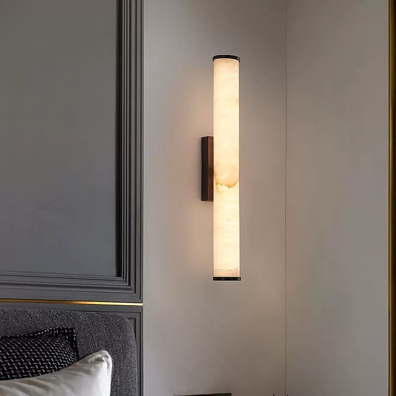 Aplique de pared moderno con pantalla cilíndrica de mármol y acabado de latón de montaje al ras, minimalista