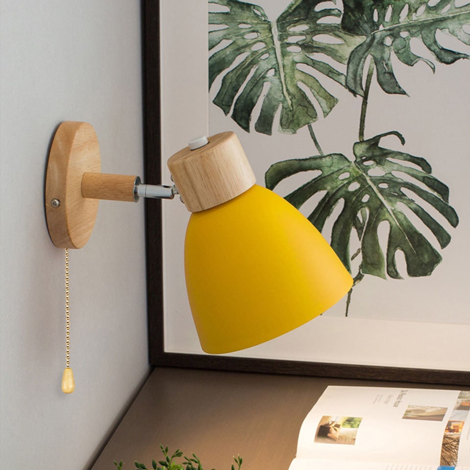 Aplique de pared moderno con brazo ajustable, interruptor de cadena y pantalla de madera en forma de cúpula para el dormitorio