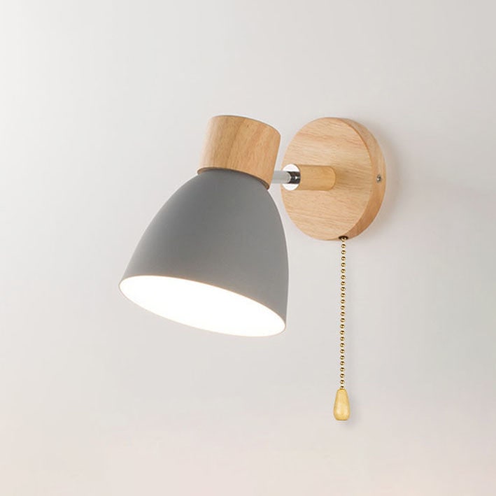 Aplique de pared moderno con brazo ajustable, interruptor de cadena y pantalla de madera en forma de cúpula para el dormitorio