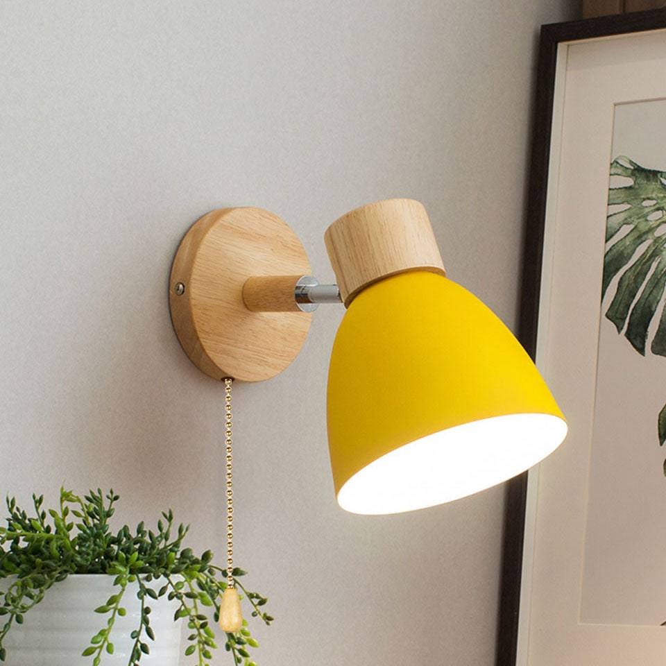 Aplique de pared moderno con brazo ajustable, interruptor de cadena y pantalla de madera en forma de cúpula para el dormitorio