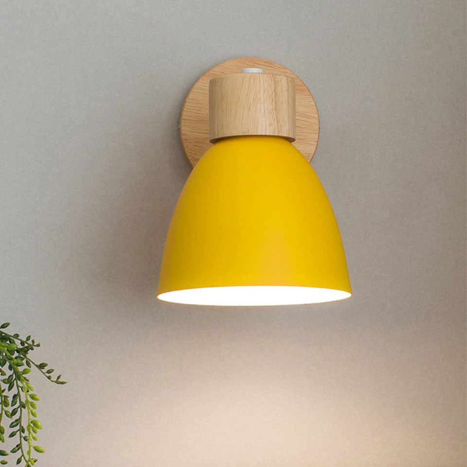 Aplique de pared moderno con brazo ajustable, interruptor de cadena y pantalla de madera en forma de cúpula para el dormitorio