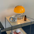 Lámpara de mesa en forma de hongo, de diseño moderno de mediados de siglo, con base cromada y pantalla de cúpula retro de estilo espacial.