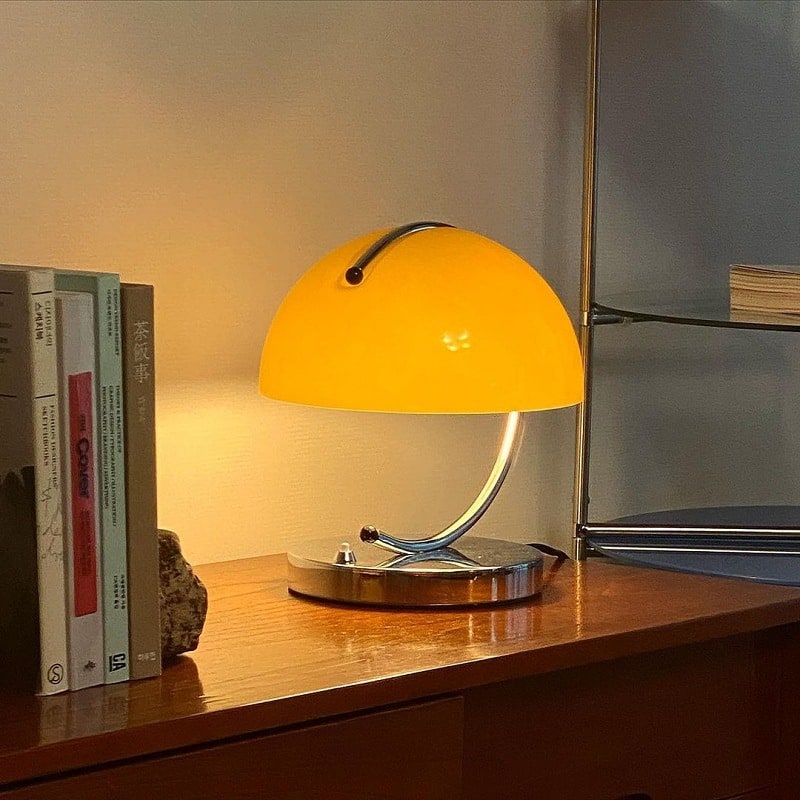 Lámpara de mesa en forma de hongo, de diseño moderno de mediados de siglo, con base cromada y pantalla de cúpula retro de estilo espacial.