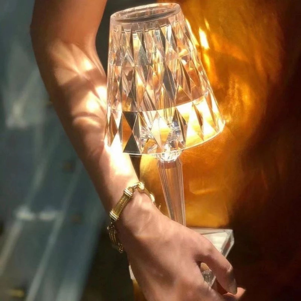 Lámpara elegante con acento de cristal, regulable y recargable para iluminación del hogar