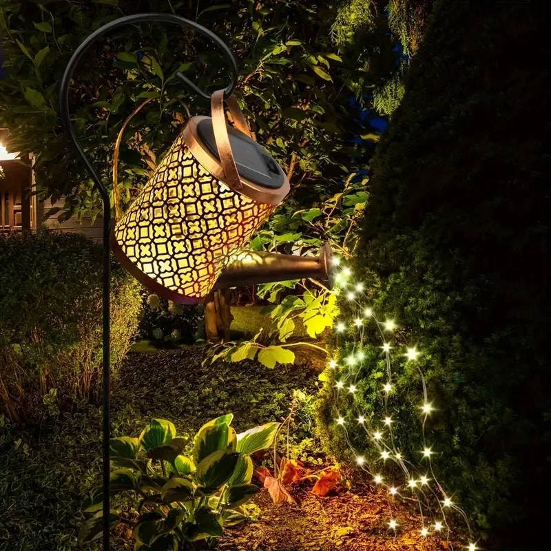 Luz solar para jardín exterior con regadera metálica y guirnalda de luces LED en cascada de color cobre