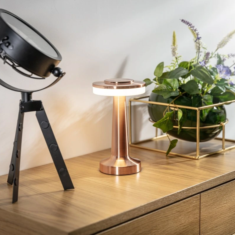 Lámpara de mesa portátil regulable con diseño retro elegante