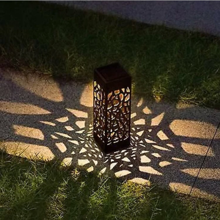 Luces solares para senderos con diseño de celosía calada para iluminar jardines, céspedes y paisajes exteriores