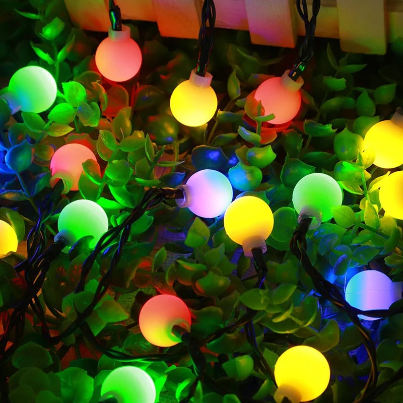 Luces solares de cadena para exteriores con bombillas de globo esmeriladas e iluminación exterior para el jardín alimentada por energía solar