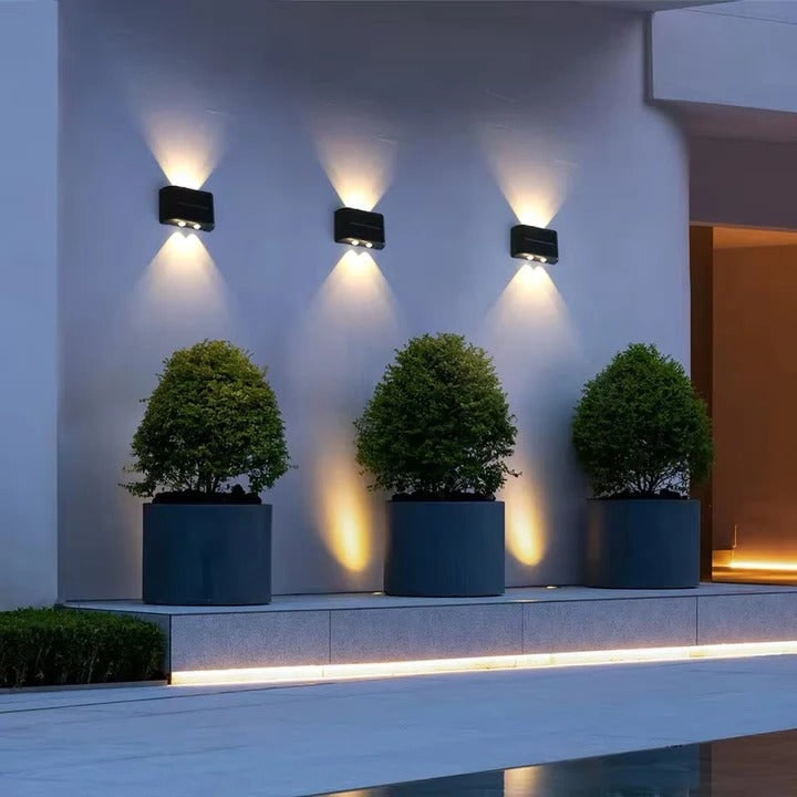 Luces solares de pared para exteriores con LED de doble haz e iluminación ascendente y descendente en blanco cálido y frío