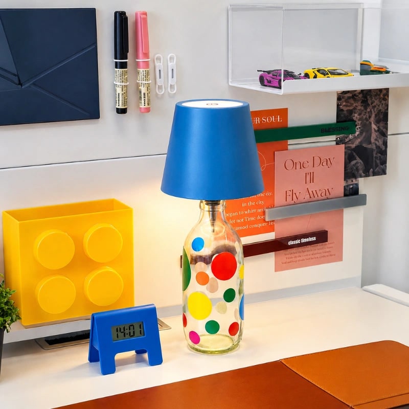 Lámpara de mesa inalámbrica de metal con diseño de botella, LED recargable y portátil