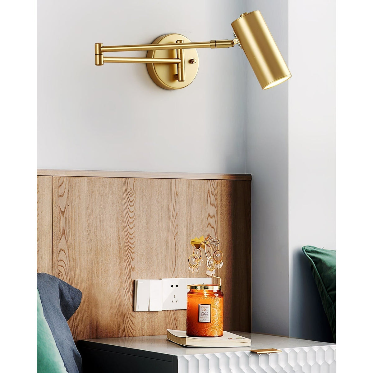 Lámpara de pared con brazo articulado para lectura y cabezal ajustable