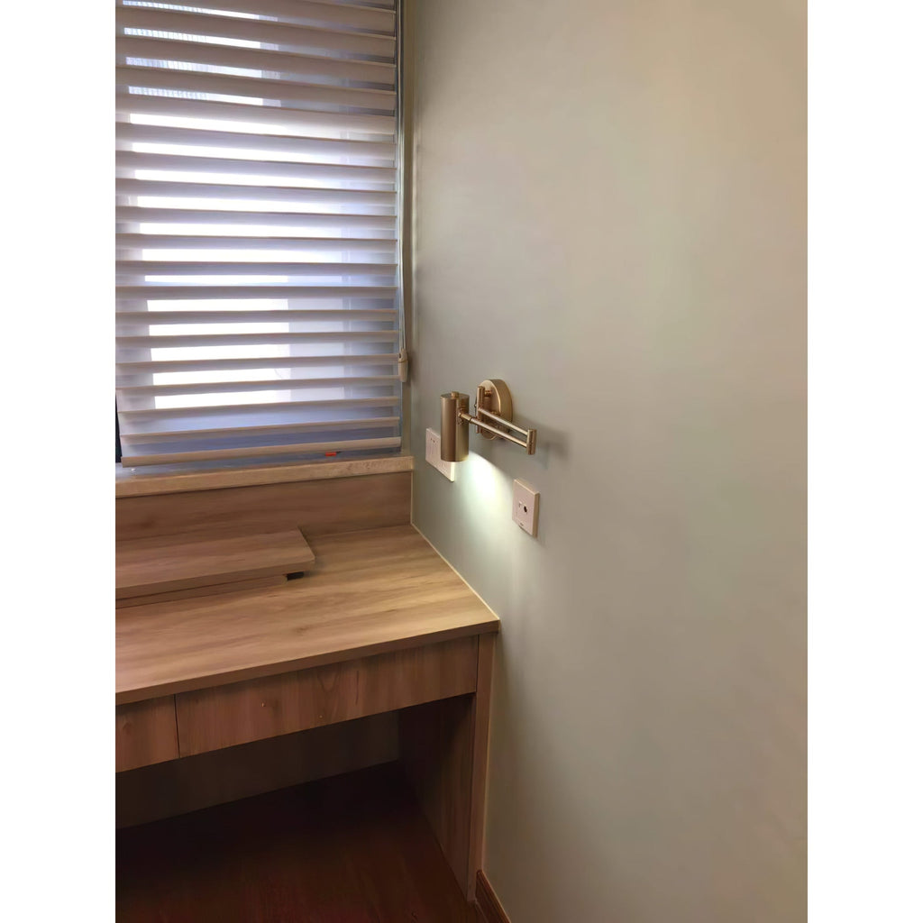 Lámpara de pared con brazo articulado para lectura y cabezal ajustable