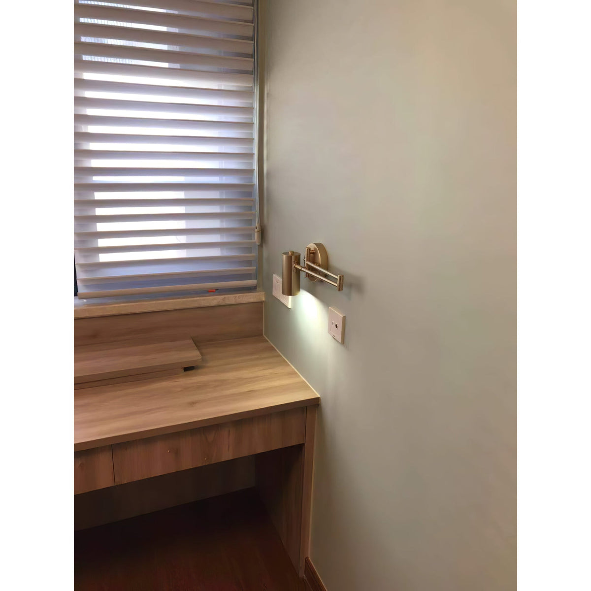 Lámpara de pared con brazo articulado para lectura y cabezal ajustable