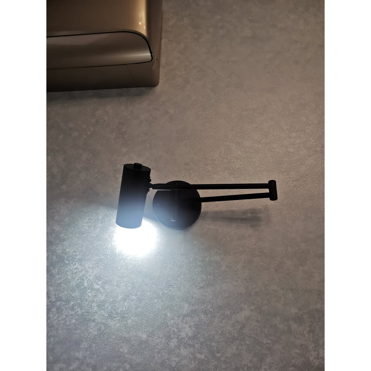 Lámpara de pared con brazo articulado para lectura y cabezal ajustable