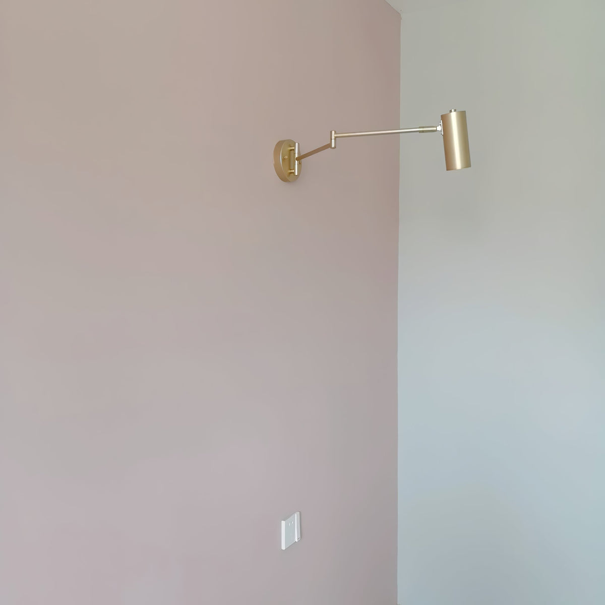 Lámpara de pared con brazo articulado para lectura y cabezal ajustable