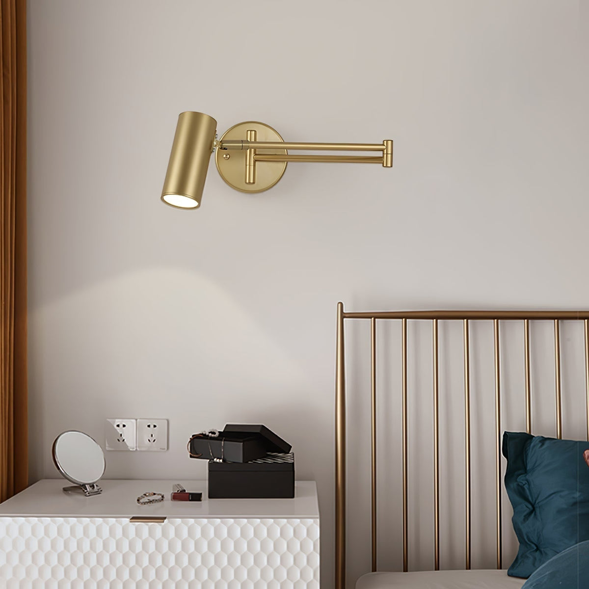 Lámpara de pared con brazo articulado para lectura y cabezal ajustable