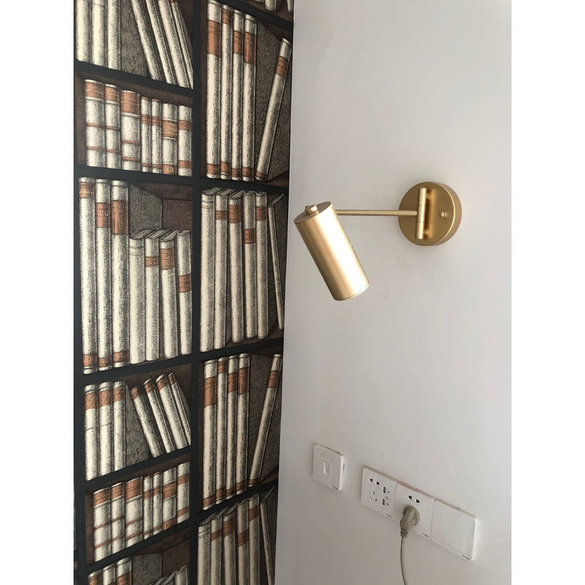 Lámpara de pared con brazo articulado para lectura y cabezal ajustable