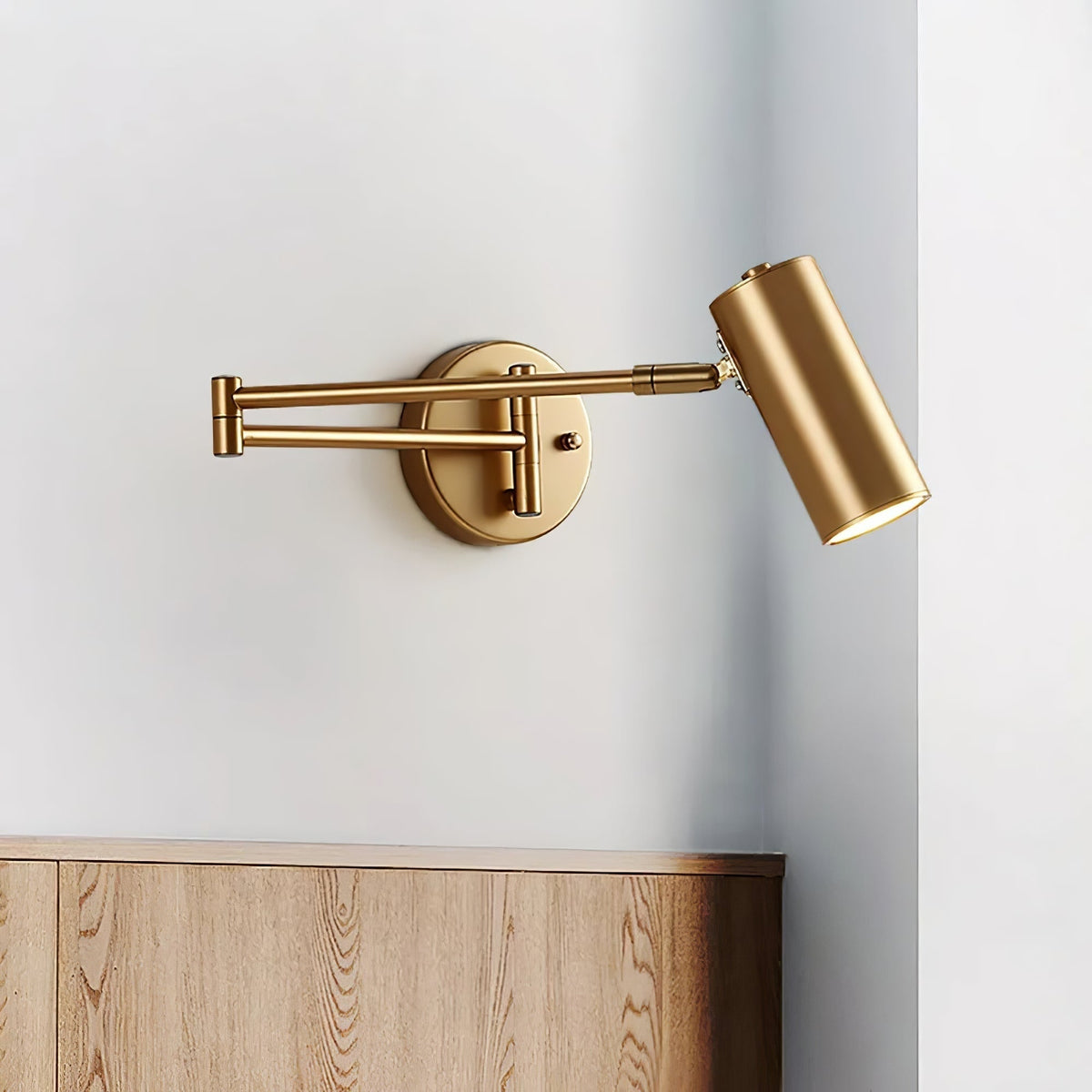 Lámpara de pared con brazo articulado para lectura y cabezal ajustable