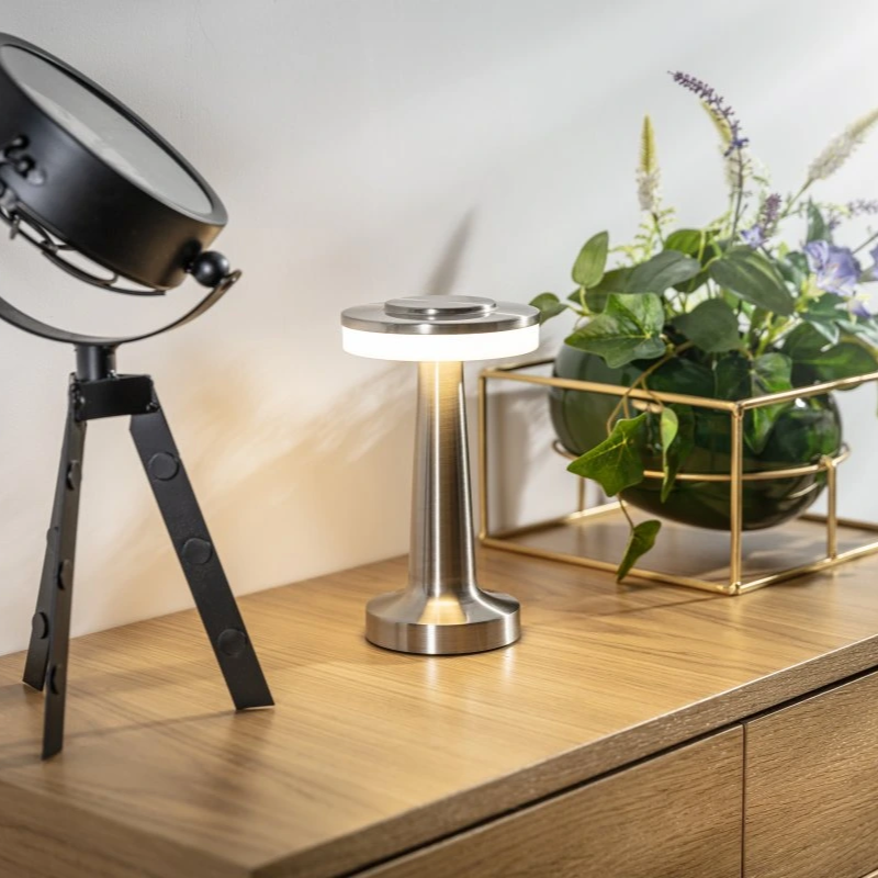 Lámpara de mesa portátil regulable con diseño retro elegante